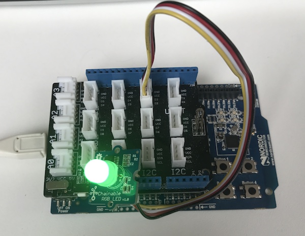 Semiconduttori nordici NRF51-DK con un LED RGB con catena grove attaccata