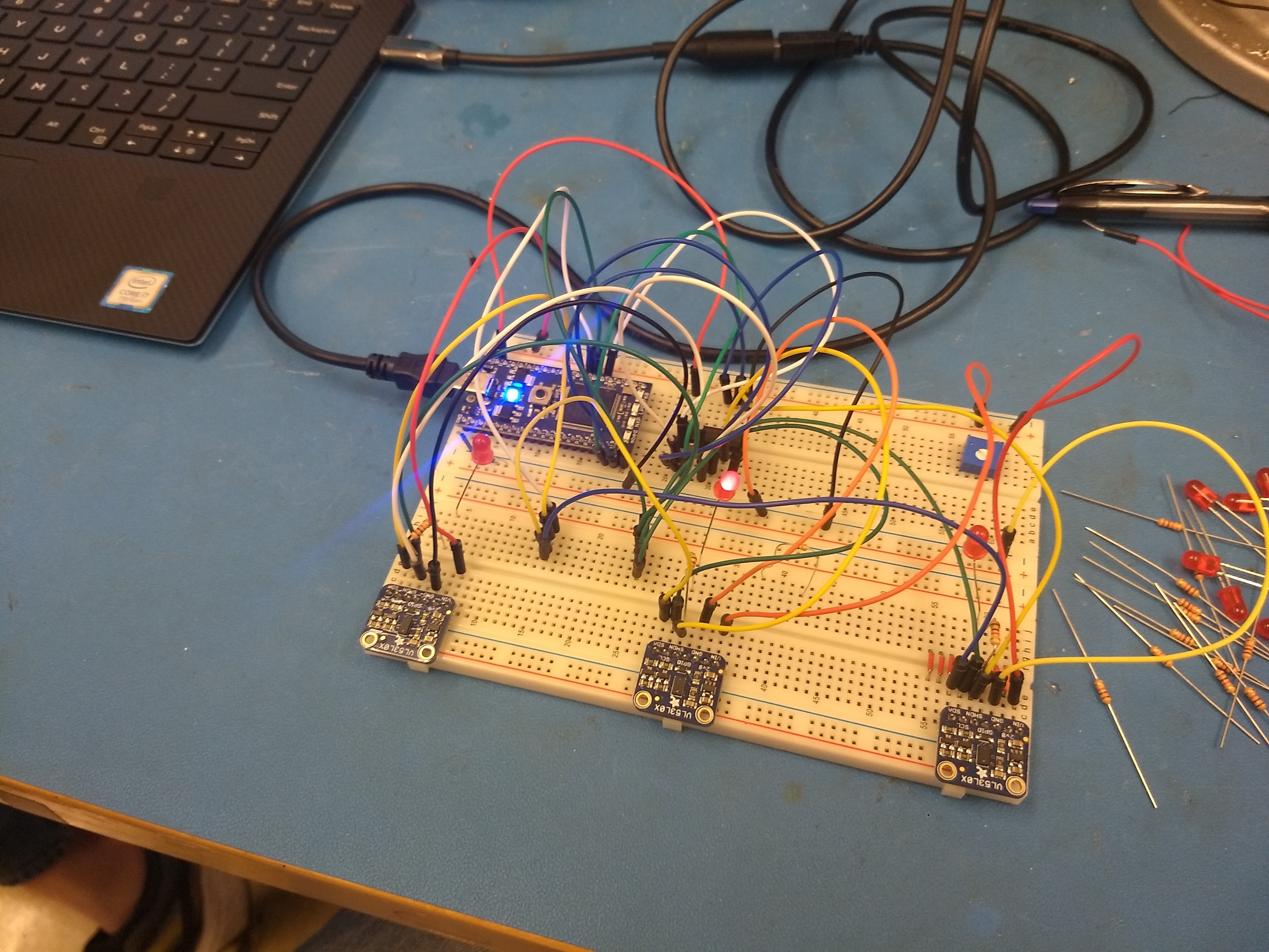 Circuit with LED indicating which sensor is communicating with Mbed